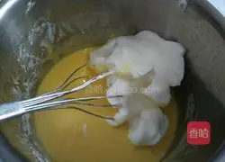 Illustration of how to make raisin chiffon cake 4