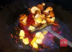 Illustration of how to make spicy chicken wings in dry pot 7