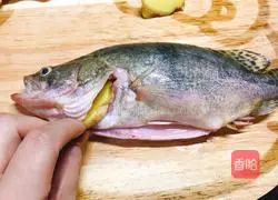 Illustration of how to make steamed mandarin fish 2