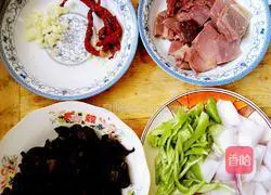 Illustration of how to stir-fry Xuanwei ham with green pepper and fungus 3