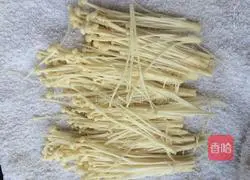 Bacon Illustration of how to make enoki mushroom rolls 2