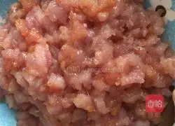 Illustration of how to wrap meat with lettuce 2