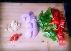 Illustration of how to stir-fry beef cubes with colored pepper 3