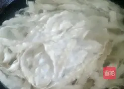 Illustration of how to make braised noodles with leeks and eggs 1