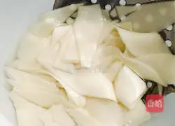 Illustration of making noodles with sauce 2