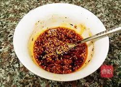 Illustration of how to make cold folded ear root 4