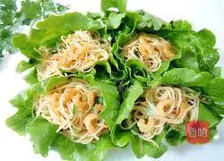 Illustration of how to make shrimp vermicelli wrapped in lettuce 20