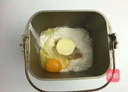 Illustration of how to make homemade mini love pizza 1