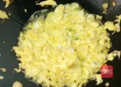 Illustration of how to make braised noodles with peppers and eggs 3