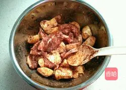 Illustration of how to make steamed pork with taro powder 7