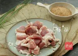Illustration of how to make steamed pork with lotus leaf powder 1