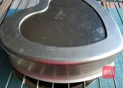 Illustration of how to make eight-inch heart-shaped chiffon cake 16