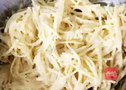 Illustration of making golden potato shredded cake 4