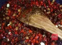 Illustration of how to make spicy beef sauce 8