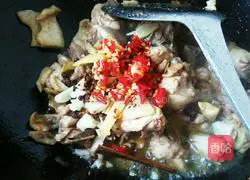 Illustration of how to make green pepper and spicy chicken 4