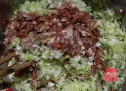 Illustration of making vermicelli radish meatball soup 2