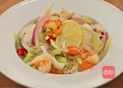 Thai Seafood Vermicelli Salad Recipe Illustration 15