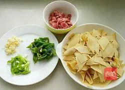 Illustration of how to make hot pepper dry tofu 1