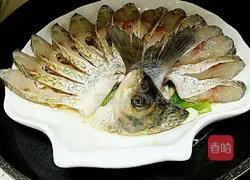 Illustration of how to make steamed Wuchang fish with peacock tail open 7
