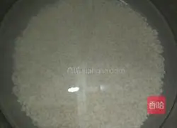 Illustration of how to make glutinous rice and pearl meatballs 1