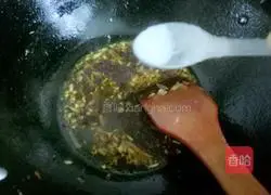 Illustration of how to make Shaanxi steamed noodles 8