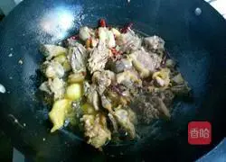 Illustration of how to make braised chicken with dried beans and chicken 7