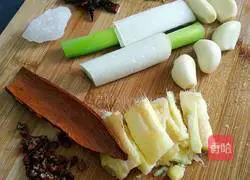 Illustration of how to cook pork elbows in rice cooker sauce 3