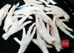 Illustration of how to make five-spice braised chicken feet 2