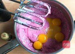 Illustration of how to make dragon fruit chiffon cake 10