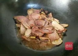 Illustration of how to make fried bacon with artemisia terrestris 8