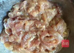 Illustration of how to make fried rice noodles with pickled mustard and shredded pork 6