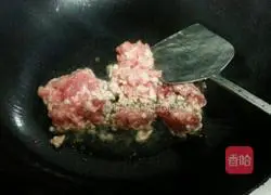 Illustration of how to make three-silk spring rolls 4