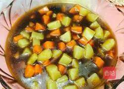 Illustration of how to make braised noodles with potatoes and carrots 7