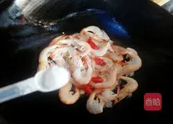 Illustration of how to fry shrimps in oil 3
