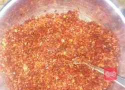 Illustration of how to make spicy red oil 3