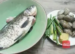 Illustration of how to cook crucian carp with clams 1