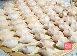 Illustration of how to make vegetable skin dumplings 10