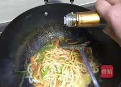 Illustration of how to make curry fried udon noodles 7