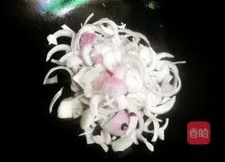 Illustration of how to make fried onions and meat slices 3