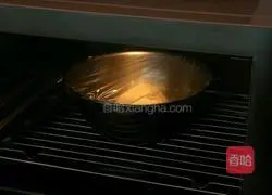 Illustration of how to make eight-inch ham and corn pizza 5