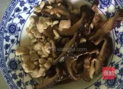 Illustration of how to make ham, chicken and mushroom pizza 4