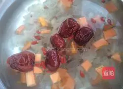 Illustration of how to make papaya, red dates, wolfberry, tremella and rock sugar water 5