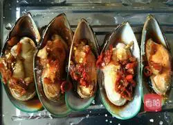 Illustration of how to make grilled mussels with cheese, chili and garlic 2