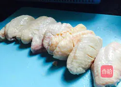 Illustration of how to make a large plate of braised chicken wings 1