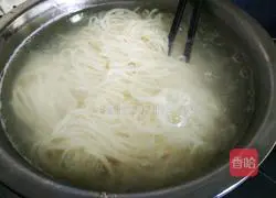 Illustration of how to make braised noodles with pork and green pepper 11