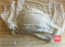 Illustration of how to make homemade mini love pizza 4