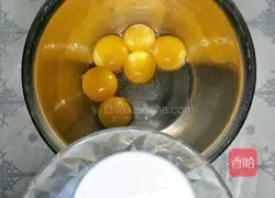 Illustration of how to make cream strawberry cake 3