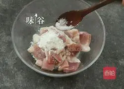 Illustration of how to make steamed pork with lotus leaf powder 2