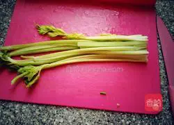 Illustration of how to make celery and dried tofu 3
