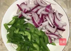Illustration of how to stir-fry shredded pork with onions and green peppers 2